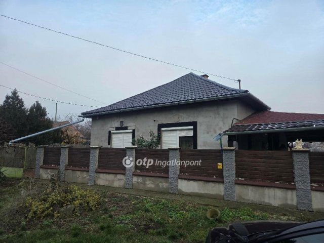 Eladó családi ház, Fegyverneken 26.99 M Ft, 2+2 szobás