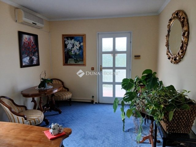 Eladó családi ház, Esztergomban 217.385 M Ft, 8 szobás