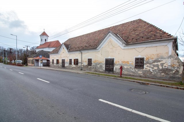 Eladó családi ház, Bakonyszombathelyen 29.999 M Ft, 7 szobás