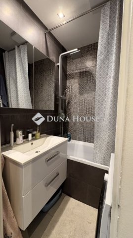 Eladó panellakás, Pécsett 64.5 M Ft, 3 szobás