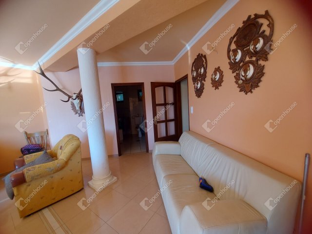 Eladó családi ház, Révfülöpön 160 M Ft, 8 szobás