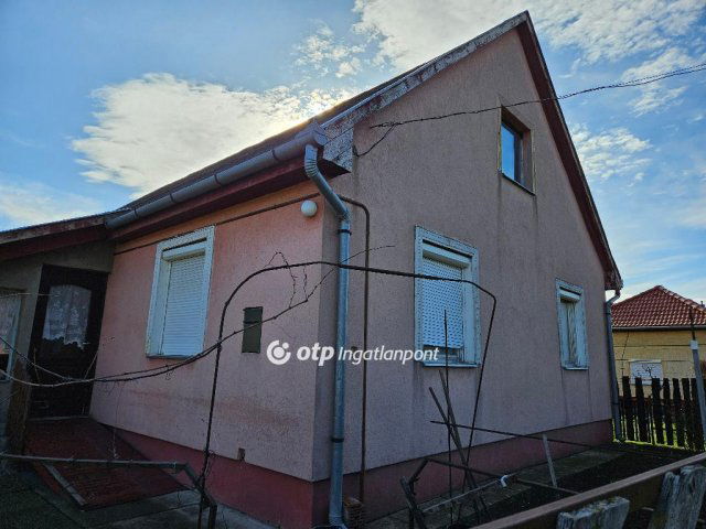 Eladó családi ház, Tiszaföldváron 21 M Ft, 2 szobás