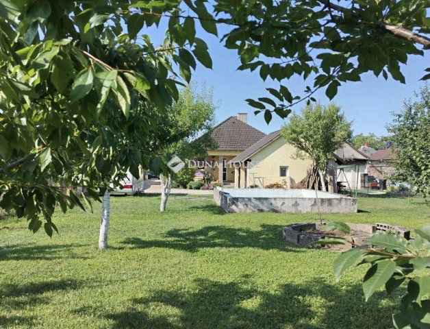 Eladó családi ház, Péren 112.9 M Ft, 4 szobás