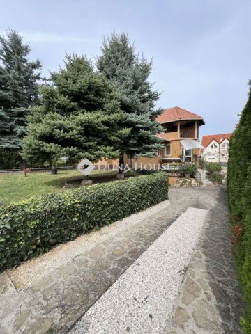 Eladó családi ház, Balatonalmádiban 239 M Ft, 11 szobás
