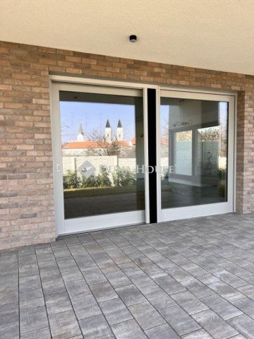 Eladó családi ház, Veszprémben 267.86 M Ft, 6 szobás