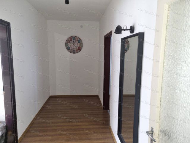 Eladó téglalakás, Siófokon 99 M Ft, 6 szobás