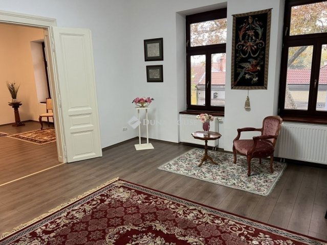 Eladó téglalakás, Pécsett 88.8 M Ft, 3 szobás