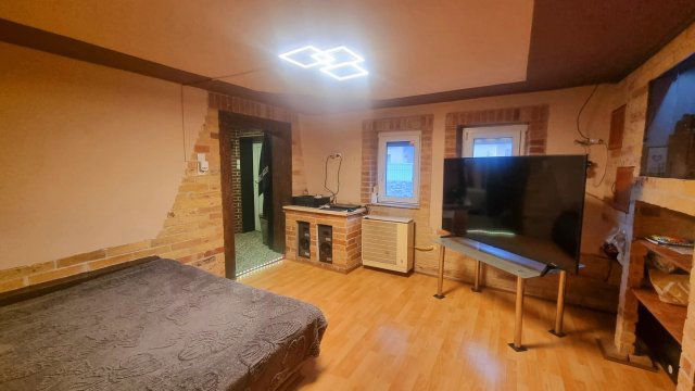 Eladó családi ház, Szegeden 39.9 M Ft, 1 szobás