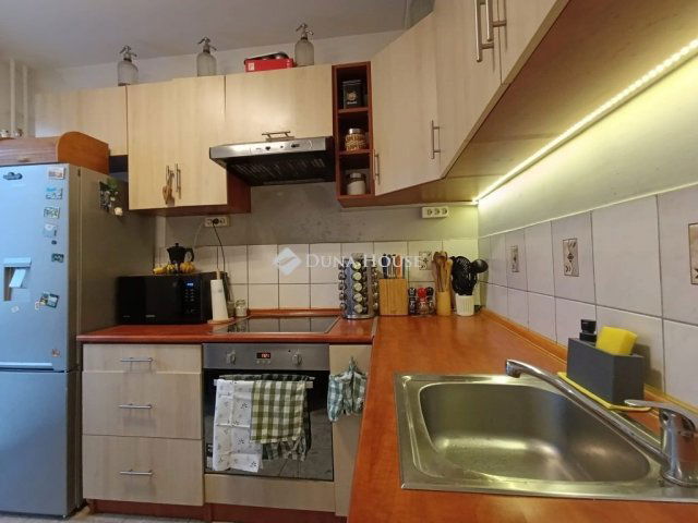 Eladó panellakás, Mohácson 32 M Ft, 3 szobás