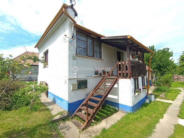 Eladó családi ház, Neszmélyen 25 M Ft, 2 szobás