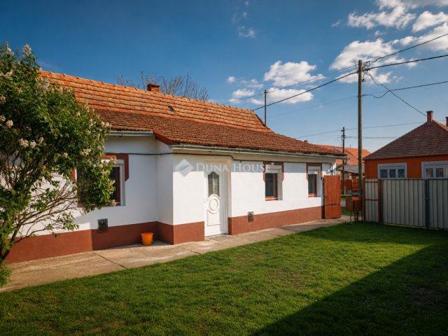 Eladó családi ház, Újszászon 18.5 M Ft, 3 szobás