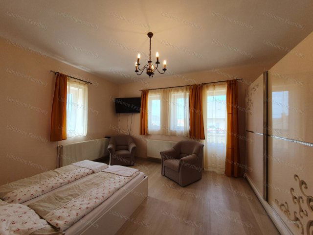 Eladó családi ház, Hévízen 120 M Ft, 7 szobás