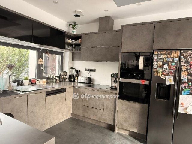 Eladó családi ház, Pécsett 149 M Ft, 4 szobás