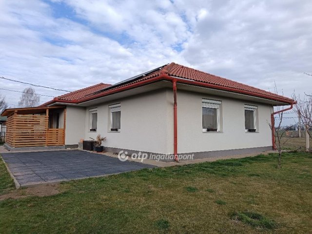 Eladó családi ház, Mikepércsen 103 M Ft, 4 szobás