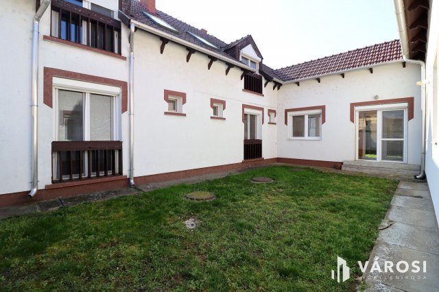 Eladó családi ház, Szegeden 230 M Ft, 13+3 szobás