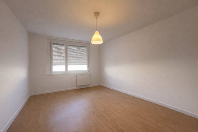 Eladó panellakás, Tatabányán 39.9 M Ft, 3 szobás