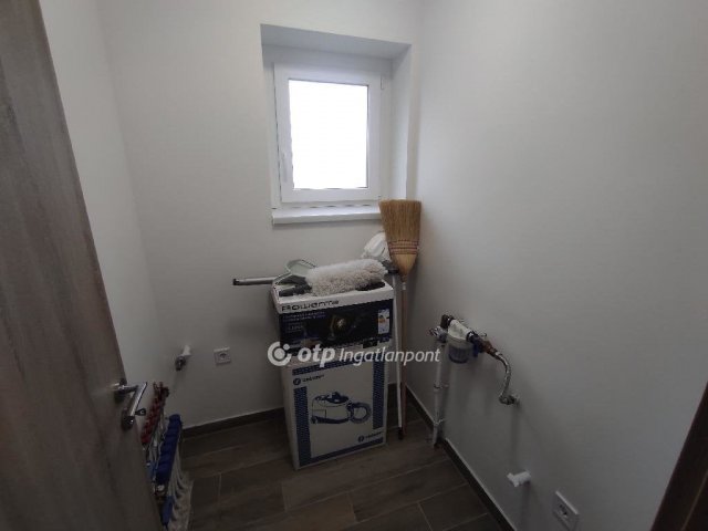 Eladó téglalakás, Szekszárdon 69.5 M Ft, 1+2 szobás