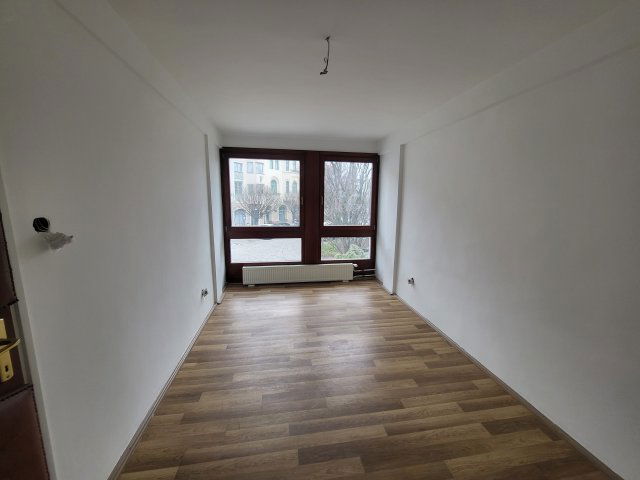 Kiadó iroda, Veszprémben, Óváros téren 80 E Ft / hó