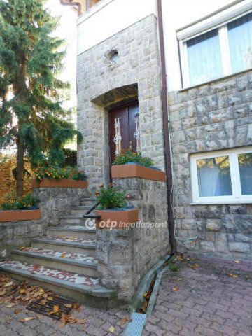 Eladó családi ház, Pécsett 329 M Ft, 9 szobás