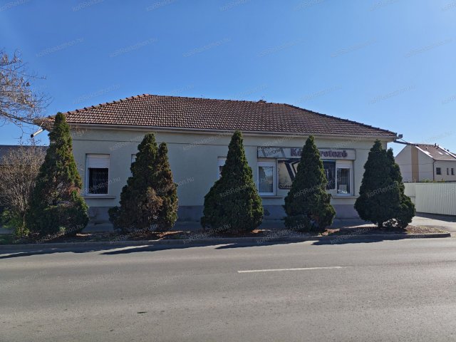 Eladó családi ház, Jászberényben 76 M Ft, 6 szobás
