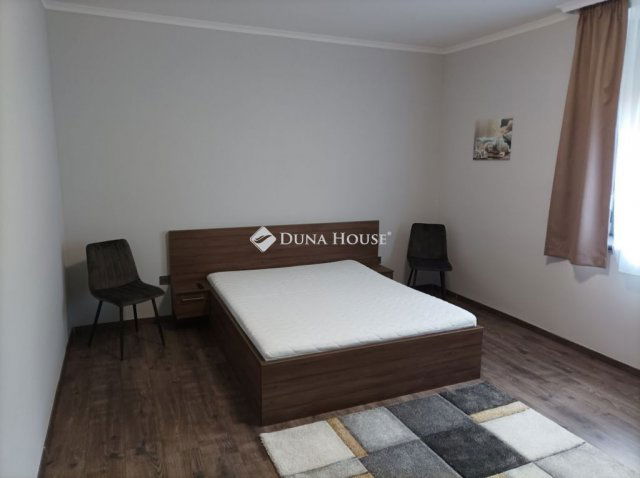 Eladó téglalakás, Pécsett 45 M Ft, 1 szobás