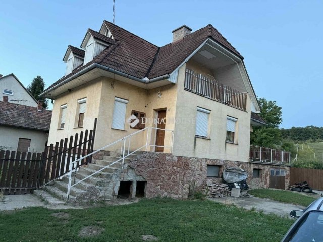 Eladó családi ház, Bajóton 69.9 M Ft, 5 szobás