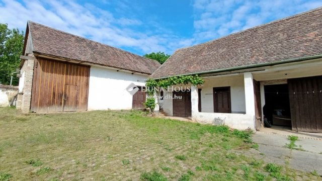 Eladó családi ház, Majson 16.8 M Ft, 4 szobás