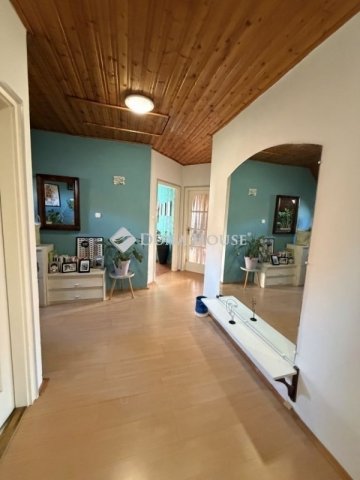 Eladó családi ház, Pécsett 179.9 M Ft, 8 szobás