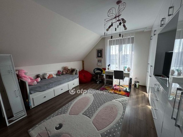 Eladó családi ház, Debrecenben 249.999 M Ft, 6 szobás