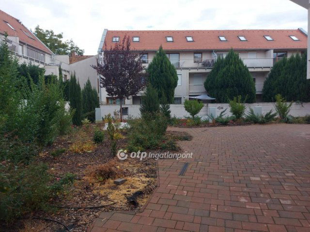 Eladó téglalakás, Pécsett 82 M Ft, 3 szobás