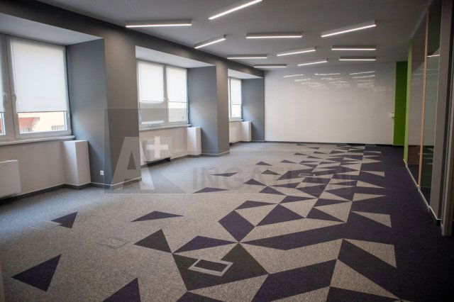 Kiadó iroda, Szegeden 1300 E Ft / hó, 1 szobás