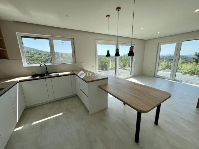 Eladó családi ház, Pécsett 127.9 M Ft, 4 szobás