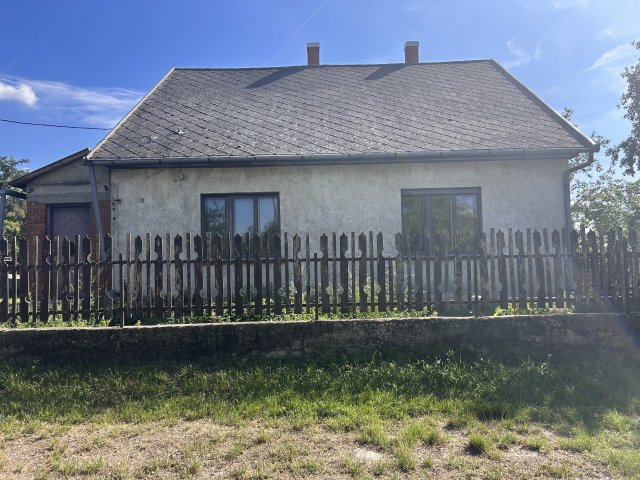 Eladó családi ház, Banán 30 M Ft, 2 szobás