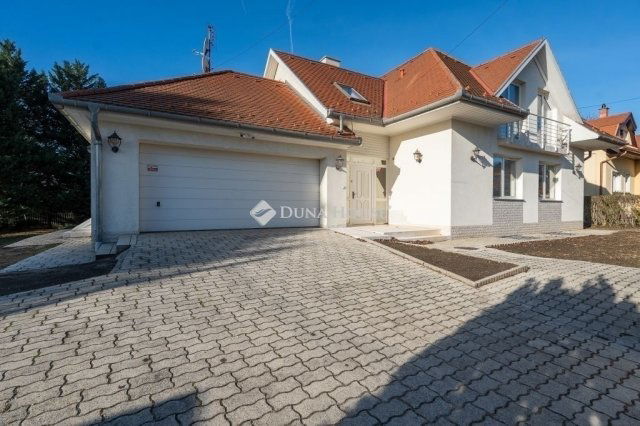 Eladó családi ház, Budaörsön 420 M Ft, 10 szobás