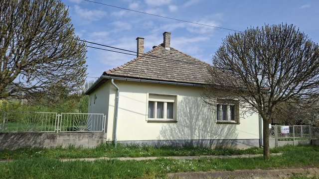 Eladó családi ház, Szakcson 9.5 M Ft, 3 szobás