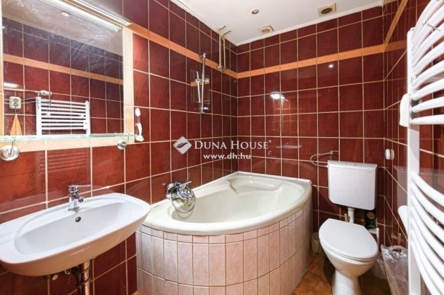 Eladó téglalakás, Budapesten, VI. kerületben 70.8 M Ft, 2 szobás