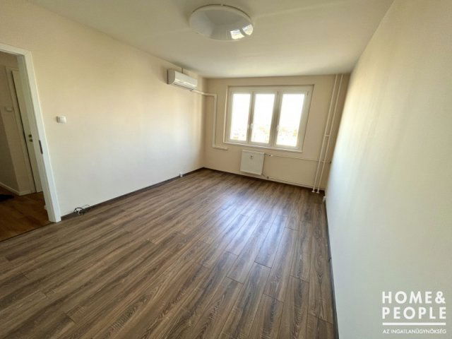 Eladó téglalakás, Szegeden 64.999 M Ft, 4 szobás