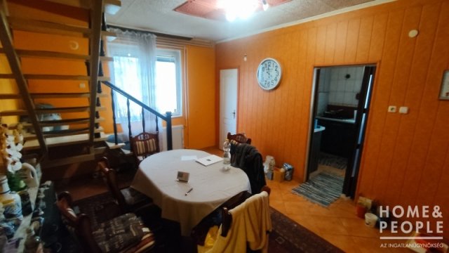 Eladó családi ház, Szegeden 92.9 M Ft, 6 szobás