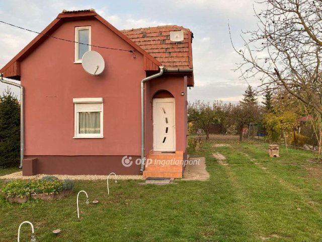 Eladó családi ház, Besenyszögön 19.99 M Ft, 1 szobás