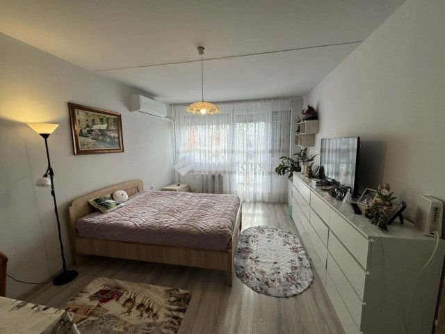 Eladó panellakás, Pécsett 48.9 M Ft, 3 szobás