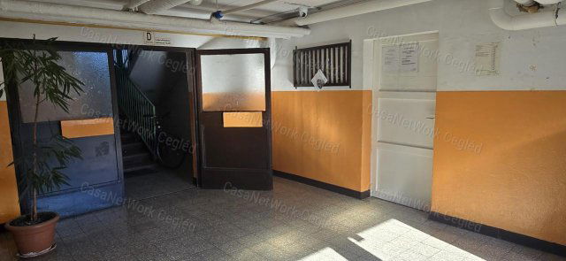 Eladó panellakás, Cegléden 42 M Ft, 2 szobás