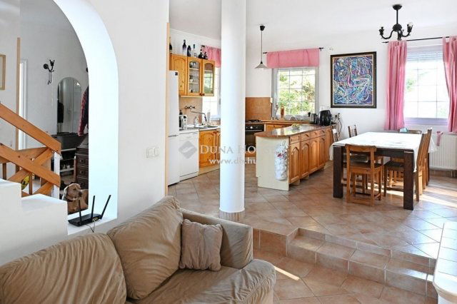 Eladó családi ház, Piliscsabán 144.9 M Ft, 7 szobás