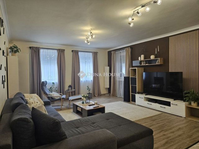 Eladó családi ház, Siklóson 99.9 M Ft, 4 szobás