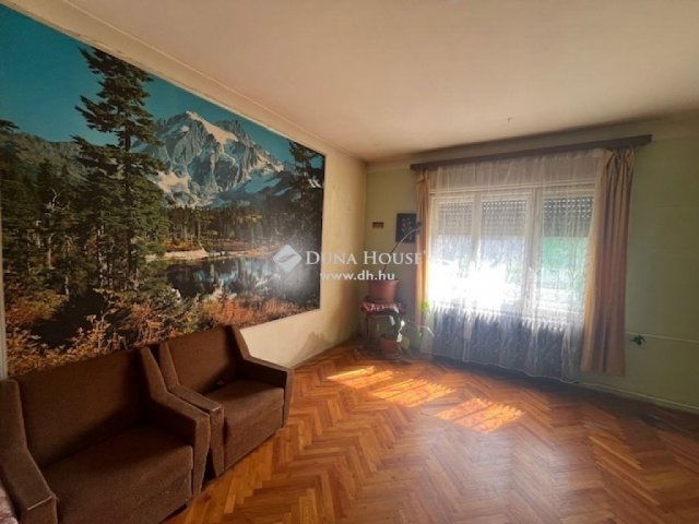 Eladó téglalakás, Pécsett 37.7 M Ft, 3 szobás