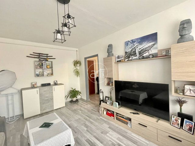 Eladó panellakás, Szegeden 39.9 M Ft, 1+1 szobás