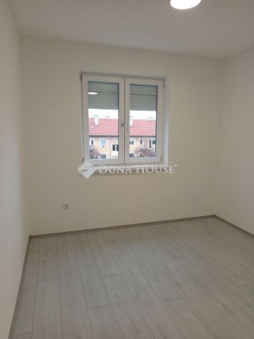 Eladó téglalakás, Komlón 35.5 M Ft, 3 szobás