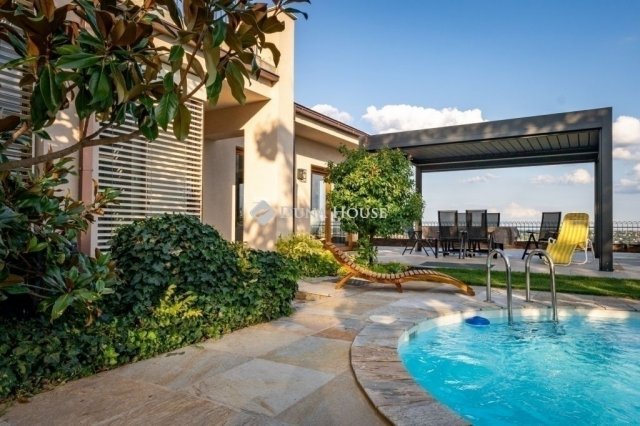 Eladó családi ház, Pécsett 460 M Ft, 8 szobás