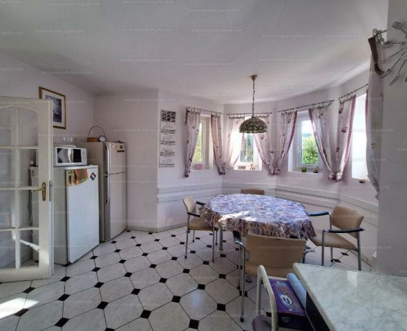 Eladó családi ház, Hévízen 145.5 M Ft, 9 szobás