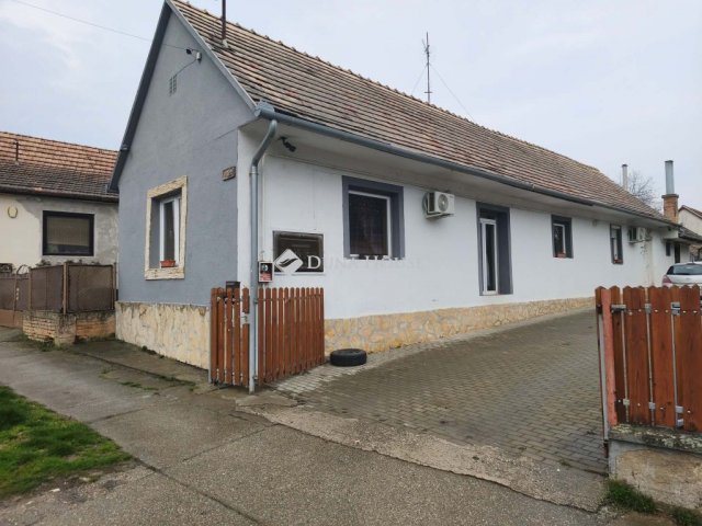 Eladó családi ház, Újpetrén 39.5 M Ft, 3 szobás