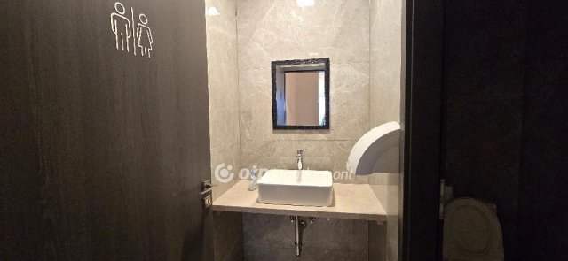 Eladó üzlethelyiség, Hajdúböszörményen 25 M Ft